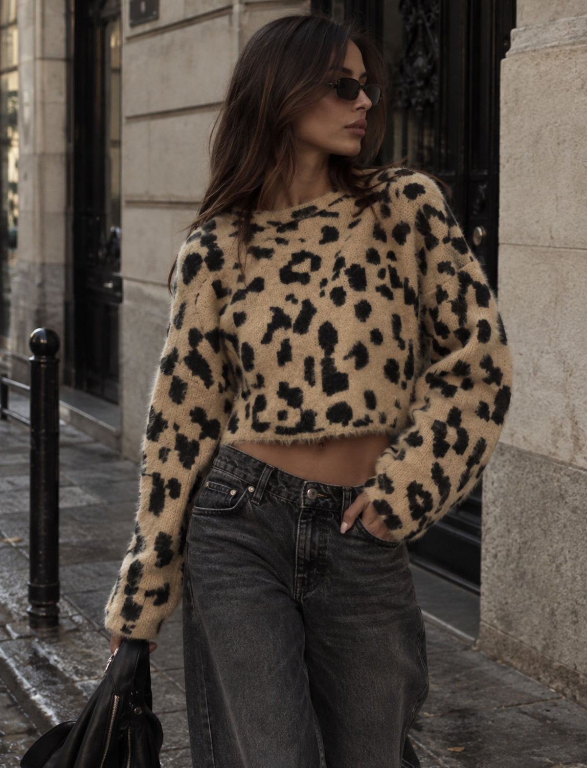 Kurzer Damen Strickpullover mit Leopardenmuster in frontaler Trageansicht