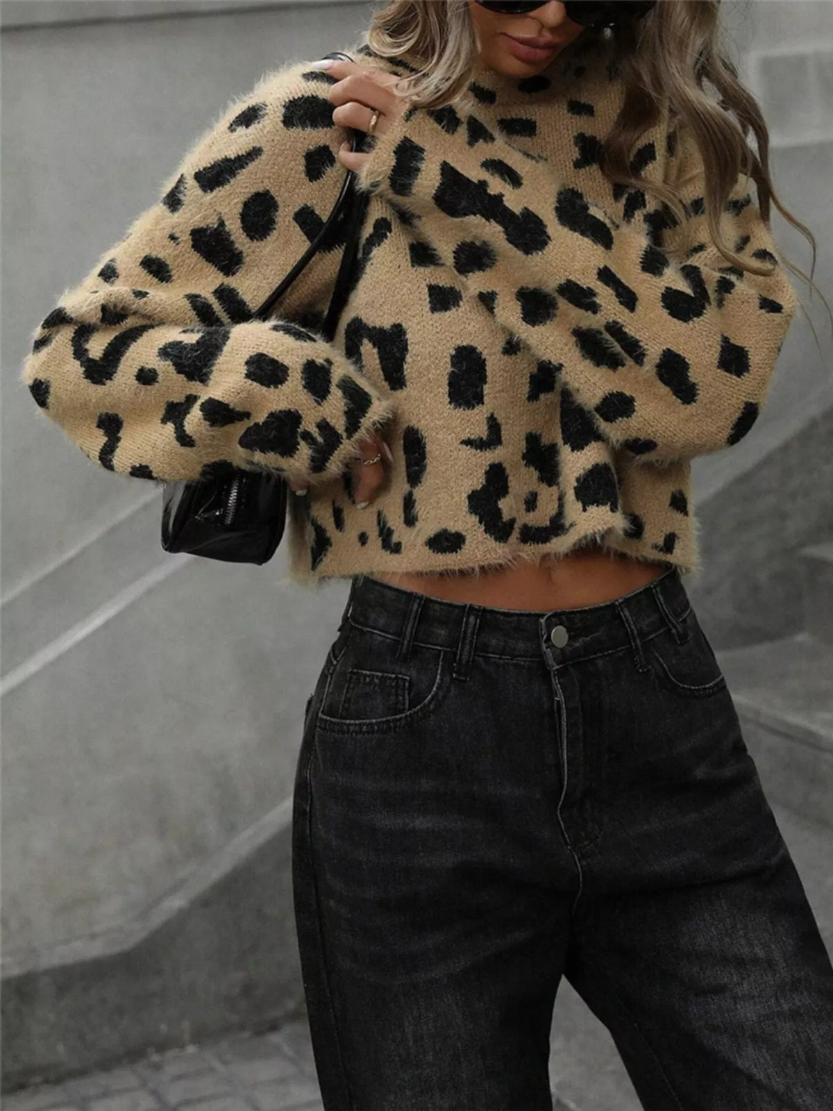 Kurzer Damen Strickpullover mit Leopardenmuster und Rundhalsausschnitt in Vorderansicht