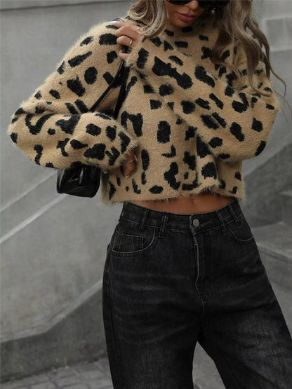 Kurzer Damen Strickpullover mit Leopardenmuster und Rundhalsausschnitt in Vorderansicht