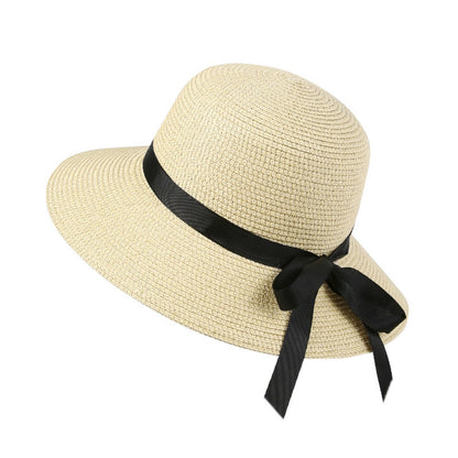 Damen Strohhut in Beige mit schwarzer Schleife und breiter Krempe, Seitenansicht eines eleganten Sommer Accessoires