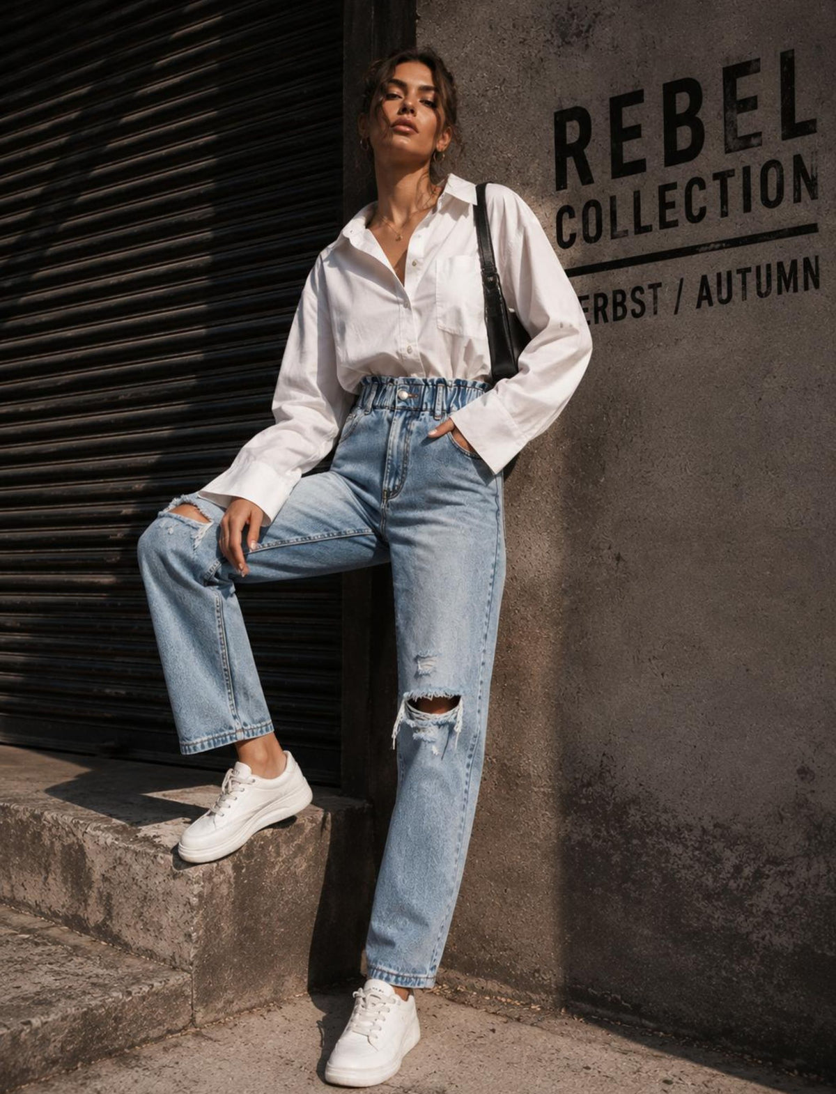 Damen Rebel Herbst Outfit mit weißer Bluse, hellblauer Destroyed Jeans und weißen Sneakern im lässigen Streetstyle