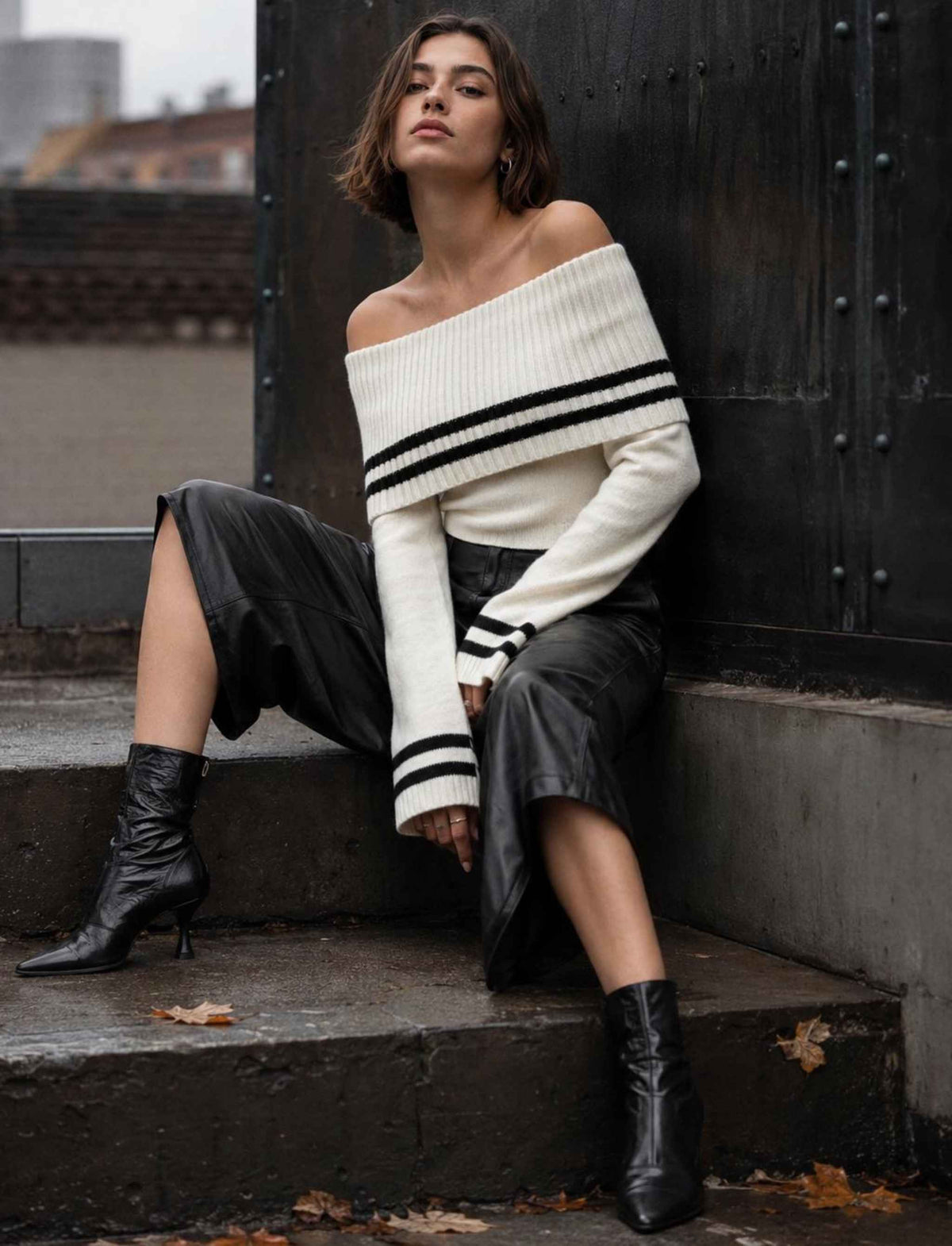 Damen Herbst Outfit mit weißem Off Shoulder Strickpullover mit schwarzen Streifen, schwarzer Lederhose und schwarzen Stiefeletten