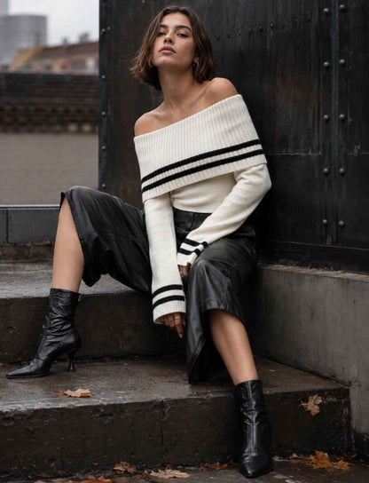 Damen Herbst Outfit mit weißem Off Shoulder Strickpullover mit schwarzen Streifen, schwarzer Lederhose und schwarzen Stiefeletten