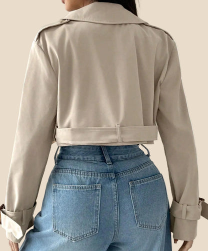 Rückansicht der kurzen Damenjacke mit Taillengürtel und moderner Silhouette