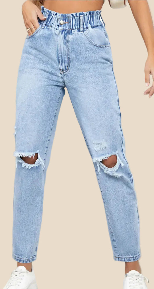 Vorderansicht der High-Waist Damen Jeans mit Destroyed-Details und geradem Bein