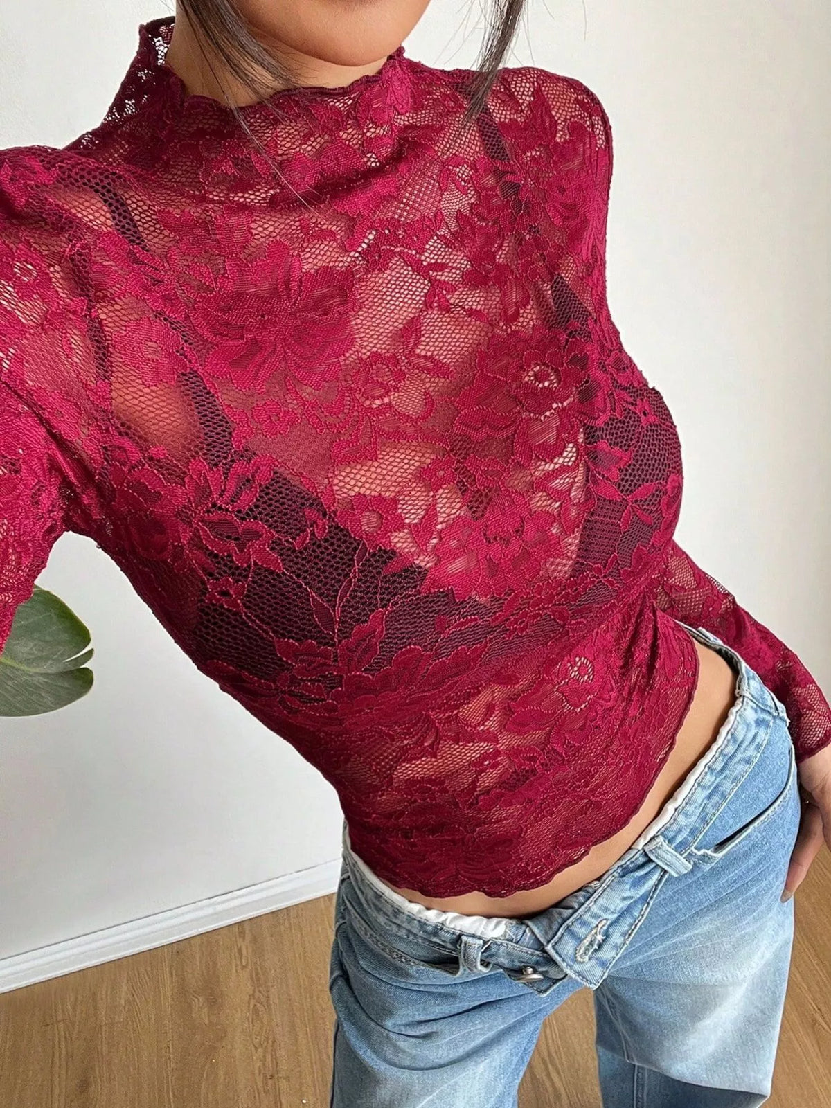 Seitenansicht des transparenten Spitzen-Langarmtops für Damen mit floralem Muster