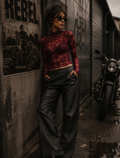 Florales Spitzen-Langarmtop für Damen mit transparentem Design in einem modernen Herbst-Outfit