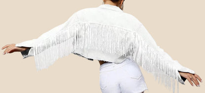 Detail der langen Ärmelfransen an einer kurzen Jeansjacke für Damen