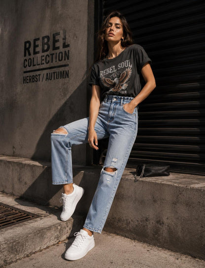 High-Waist Denim Jeans für Damen mit Destroyed-Details in einer lässigen Herbst-Kombination