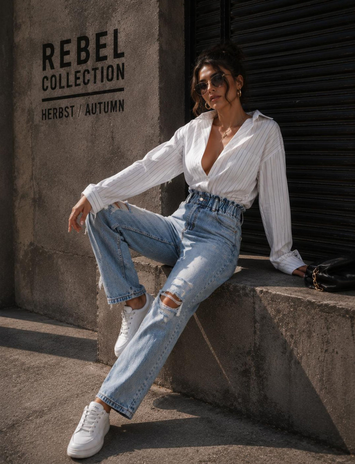 High-Waist Jeans für Damen mit Destroyed-Details kombiniert in einem modernen Herbst-Outfit