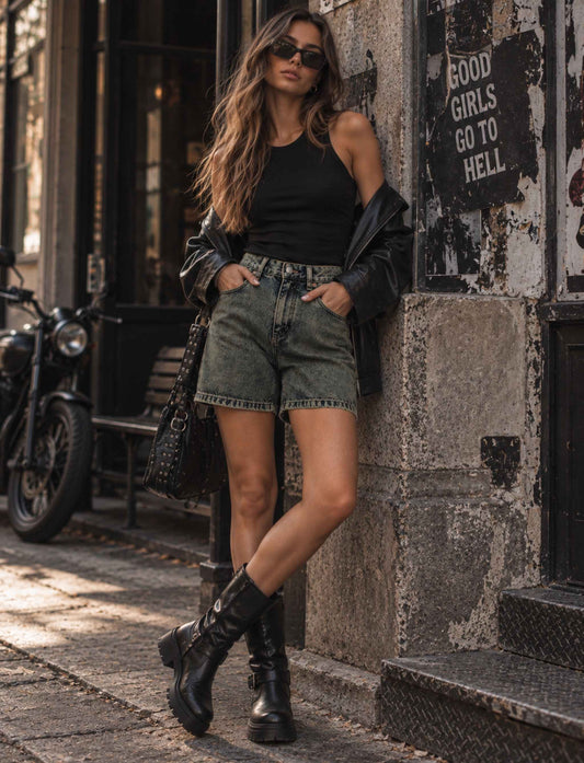 Dunkle High-Waist Jeans-Shorts für Damen im Washed-Look kombiniert in einem herbstlichen Outfit