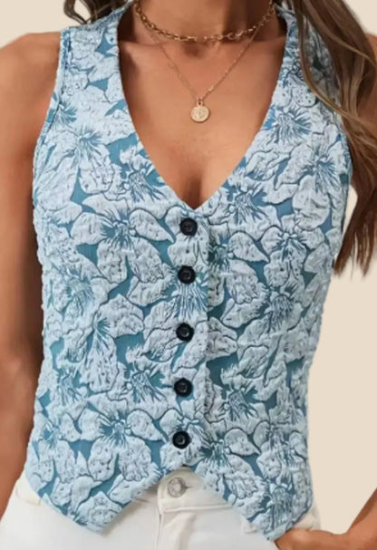 Vorderansicht der figurbetonten Damenweste mit floraler Jacquard-Struktur und Knopfleiste