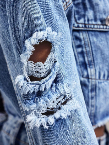 Detailansicht der ausgefransten Destroyed-Partie an der Cropped Jeansjacke für Damen