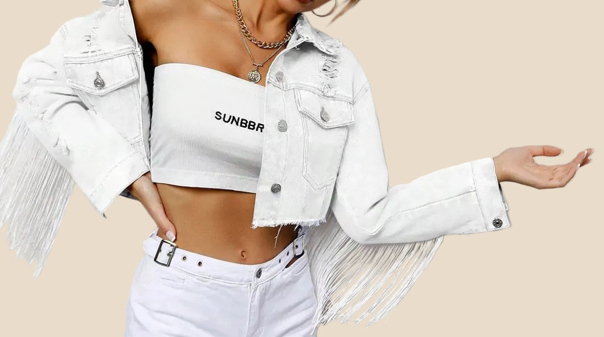 Detailansicht der kurzen Jeansjacke für Damen mit Knopfleiste und langen Fransen