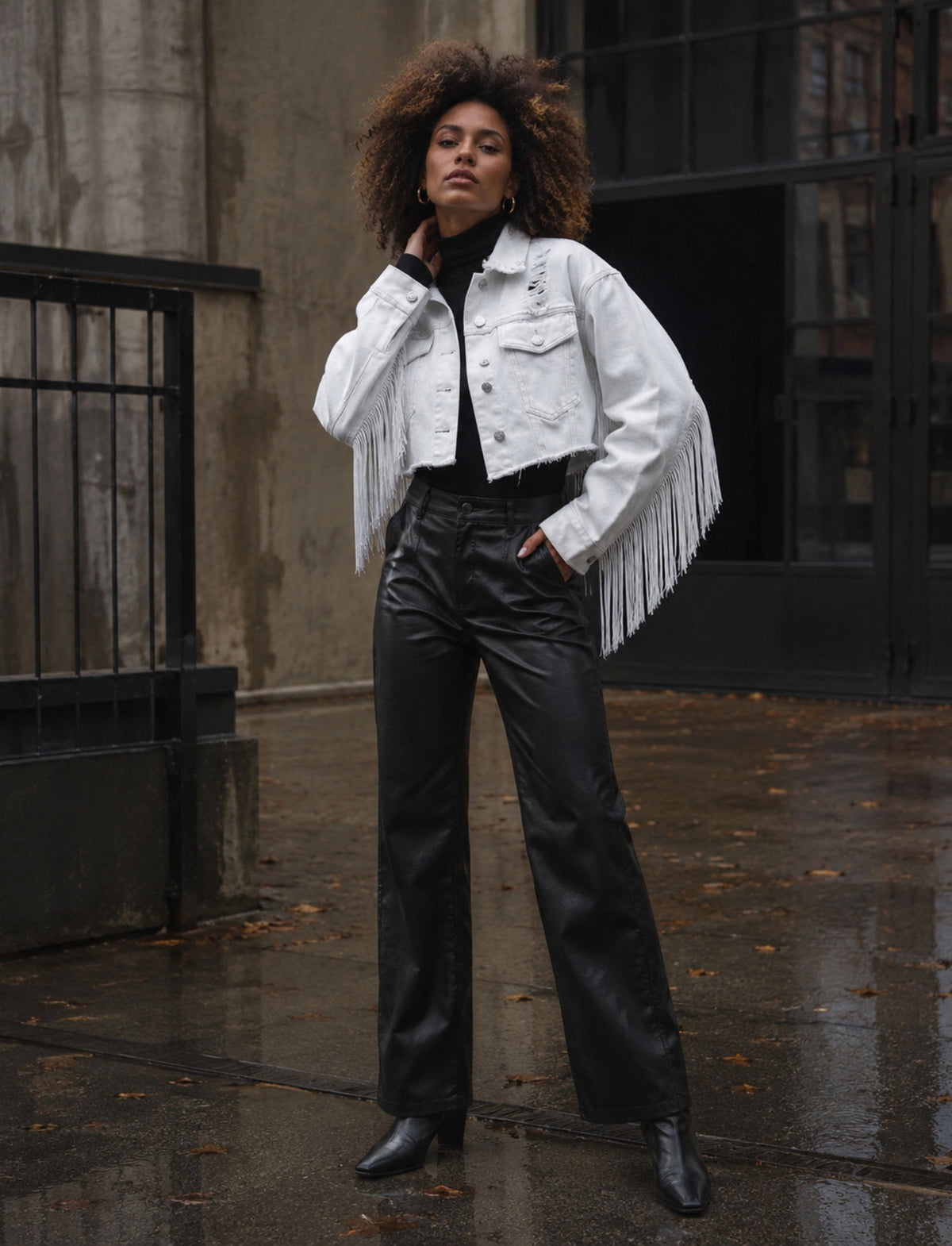 Jeansjacke für Damen mit Fransen an den Ärmeln, Kragen und Knopfleiste