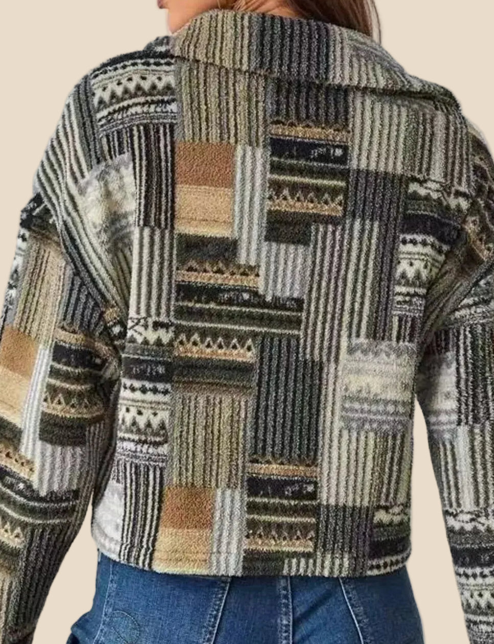 Rückansicht der karierten Übergangsjacke für Damen mit mehrfarbigem Karomuster