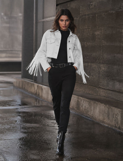 Kurze Jeansjacke für Damen mit langen Fransen kombiniert mit schwarzer Hose