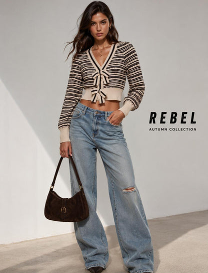 Kurzer gestreifter Damen Cardigan mit dekorativen Schleifen kombiniert mit Jeans für einen Herbst-Look