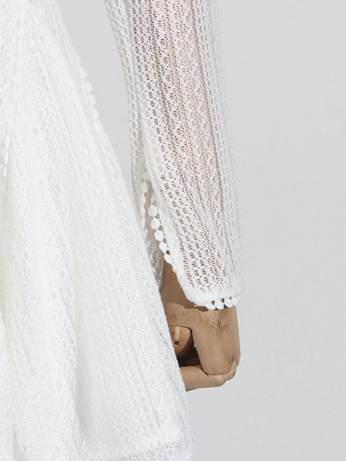 Detailansicht des langen Ärmels am femininen Damen Minikleid