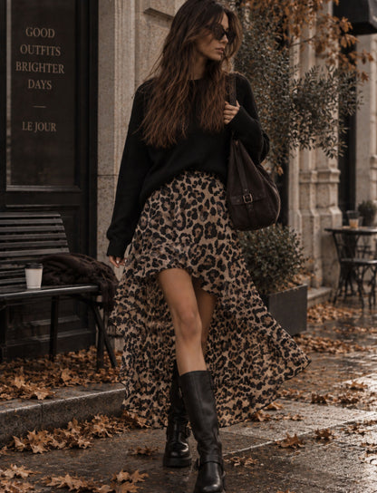 Asymmetrischer Leo-Rock für Damen mit Volantsaum kombiniert zu einem modernen Herbst-Outfit