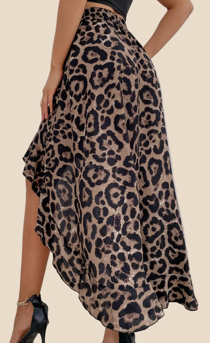 Vorderansicht des Leo-Rocks für Damen mit asymmetrischem Saum und Leopardenmuster