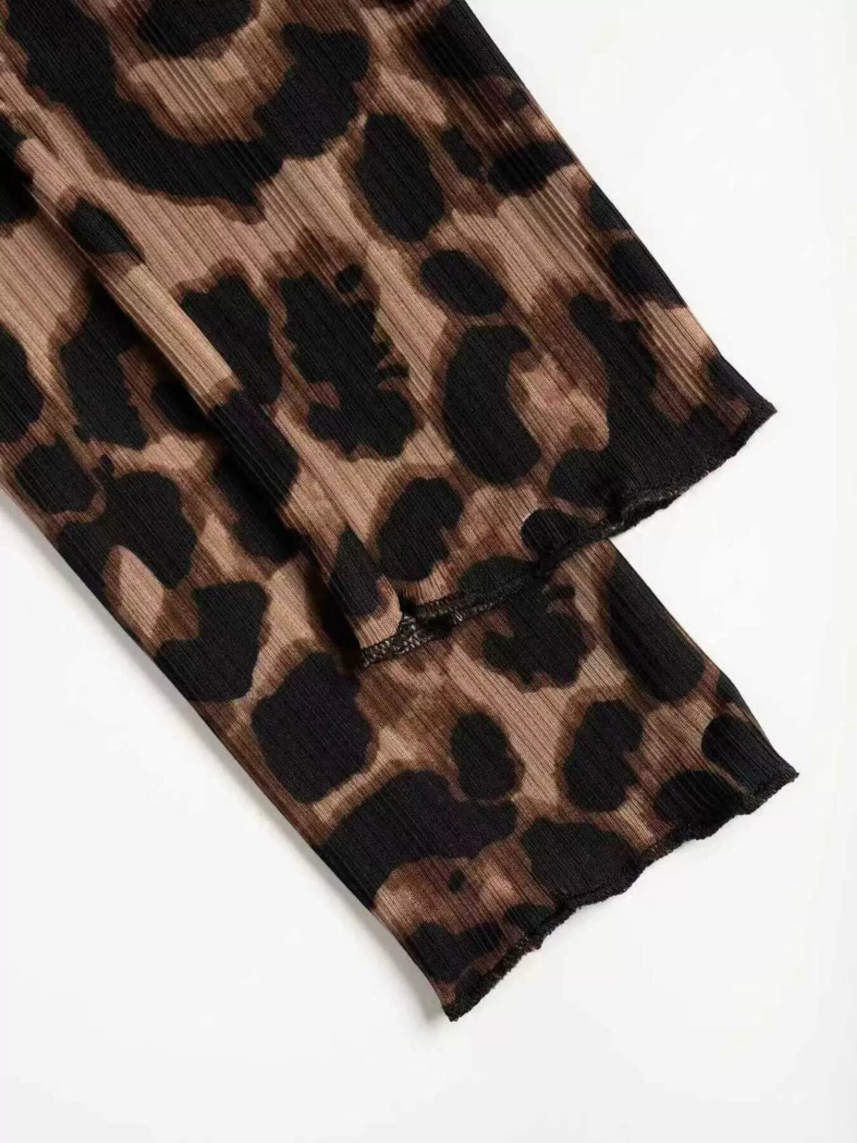 Ärmeldetail des Leopard Langarmshirts für Damen