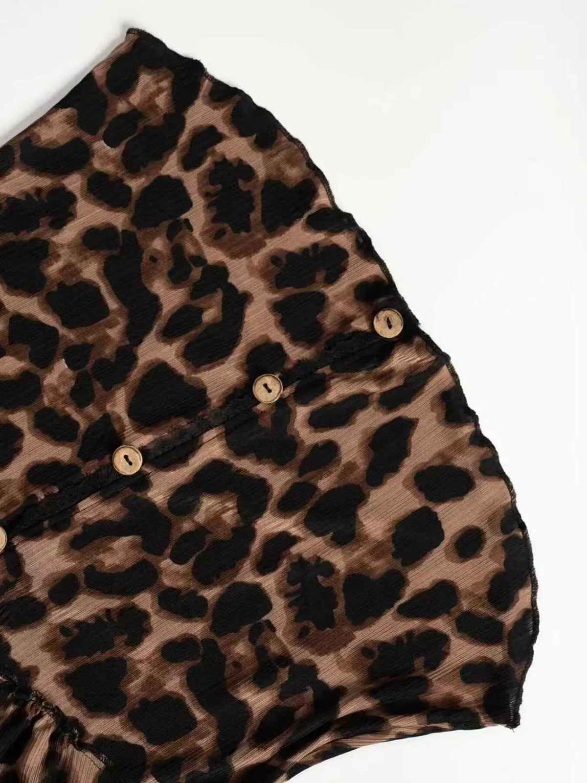 Stoffdetail des Damen Langarmshirts mit braun schwarzem Leopardenmuster