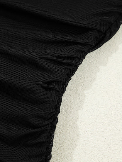 Materialdetail des figurbetonten Damen-Langarmtops mit feinem transparentem Mesh