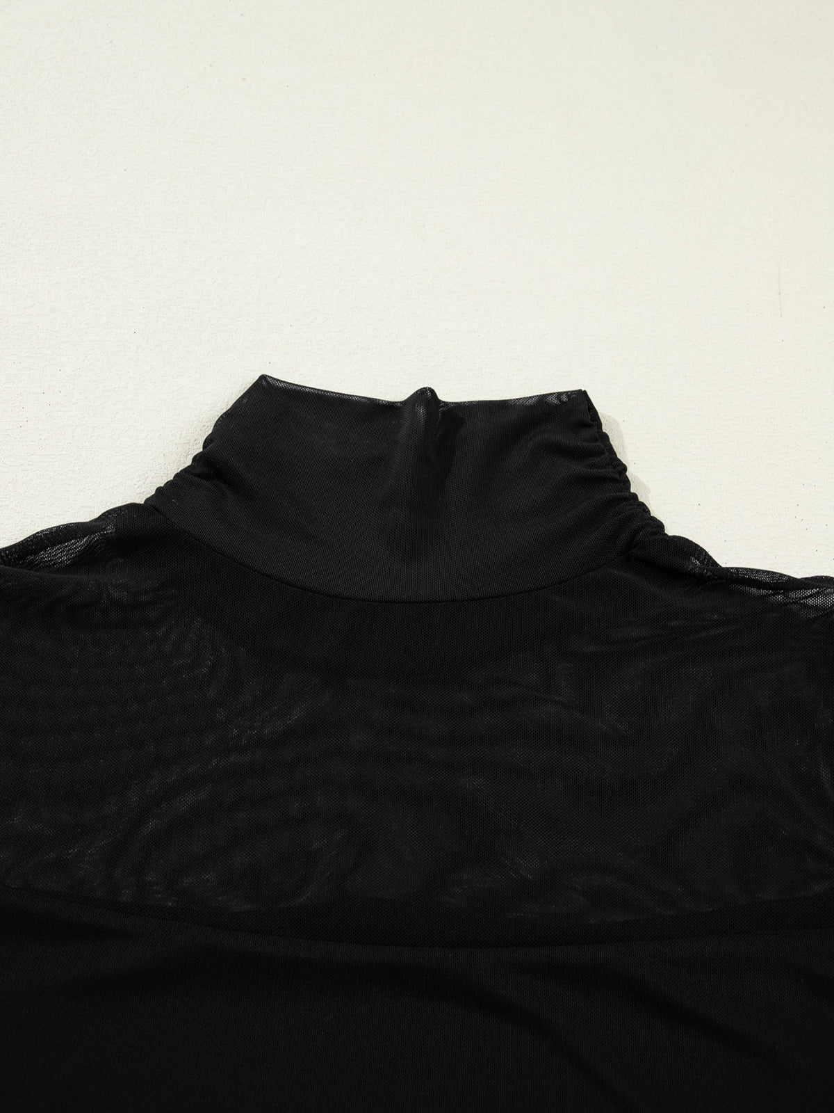 Produktansicht des Mesh-Langarmtops für Damen mit Stehkragen und transparenten Einsätzen