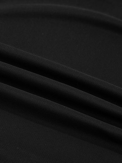 Nahaufnahme der feinen Stoffstruktur des Damen-Langarmtops mit Mesh-Einsätzen