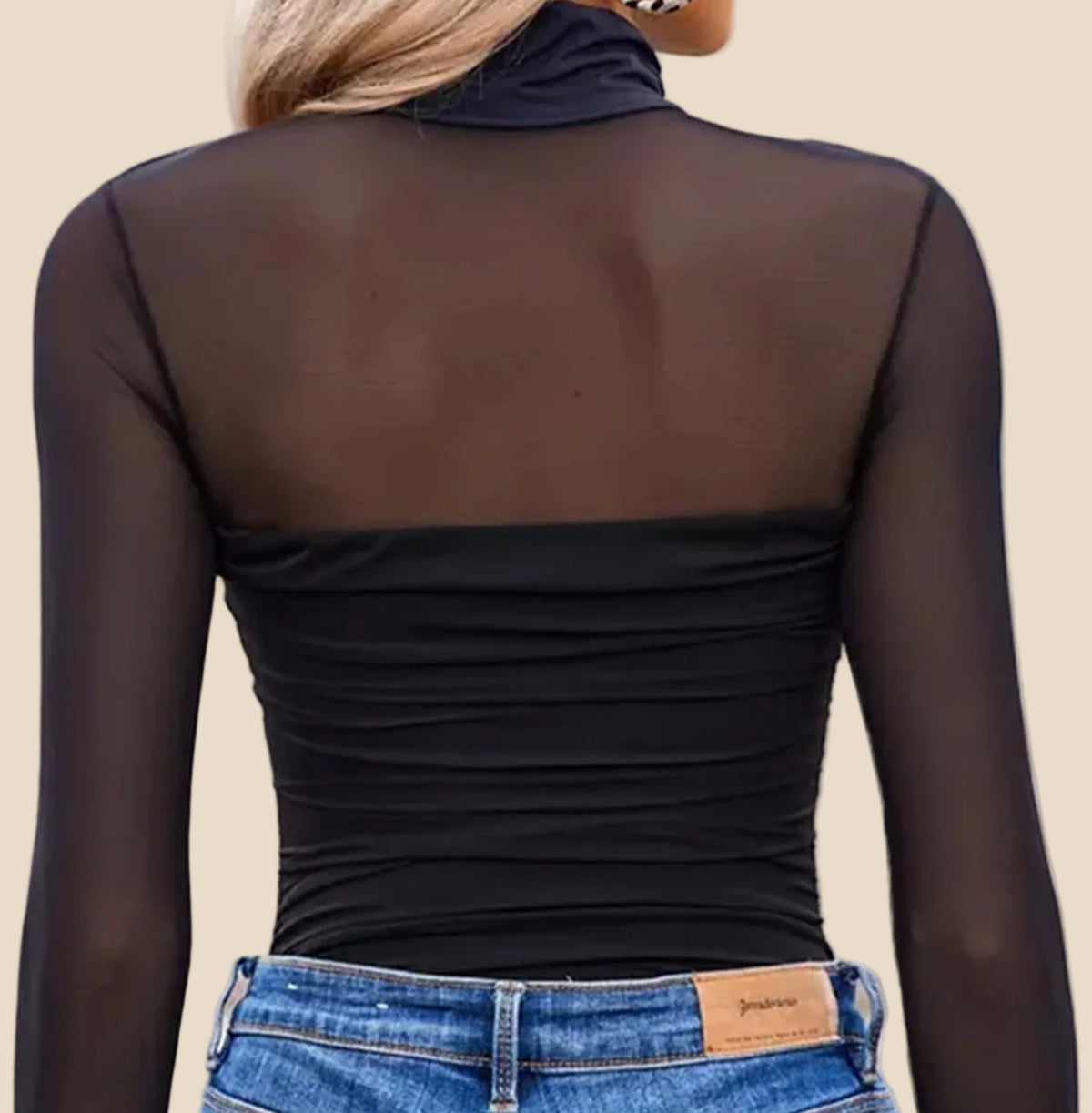 Rückansicht des Mesh-Langarmtops für Damen mit transparentem oberen Rückenbereich
