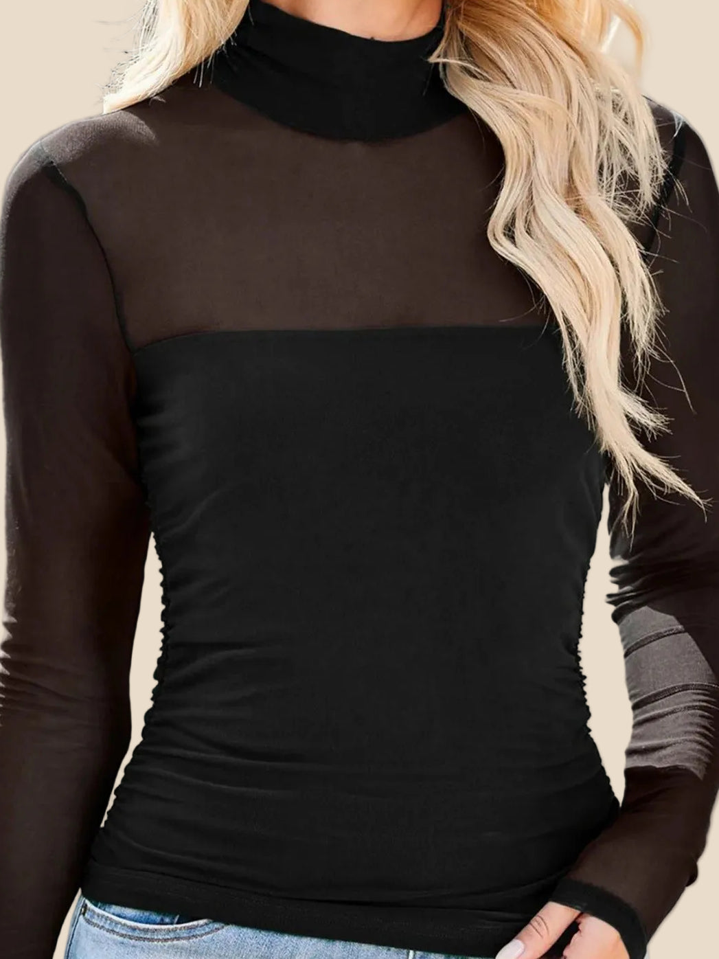 Vorderansicht des figurbetonten Mesh-Tops für Damen mit hohem Ausschnitt und langen Ärmeln