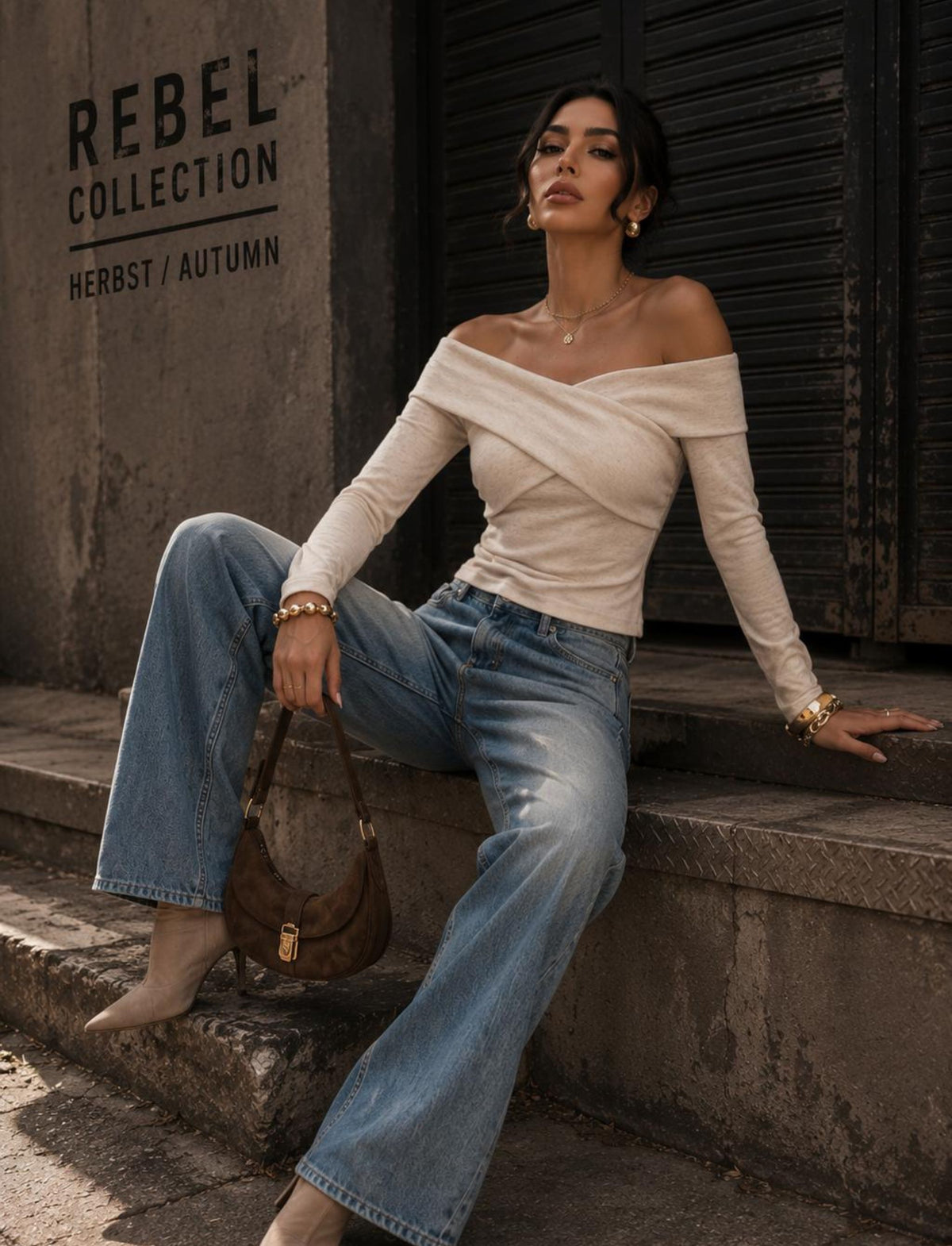 Off-Shoulder Langarmshirt für Damen mit Criss-Cross Detail in einem modernen Herbst-Outfit