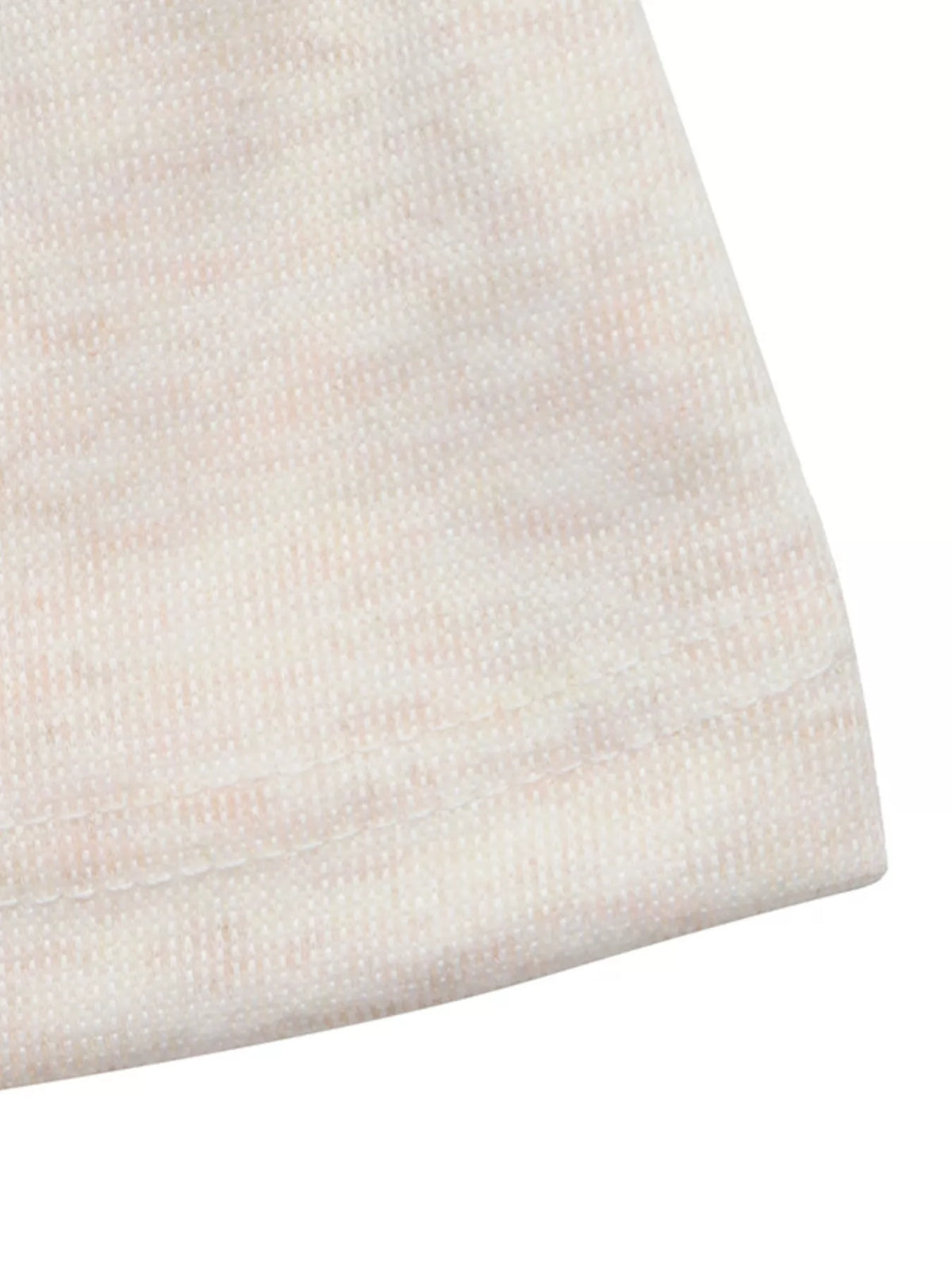 Stoffdetail des Off-Shoulder Langarmtops für Damen mit leicht elastischer Struktur