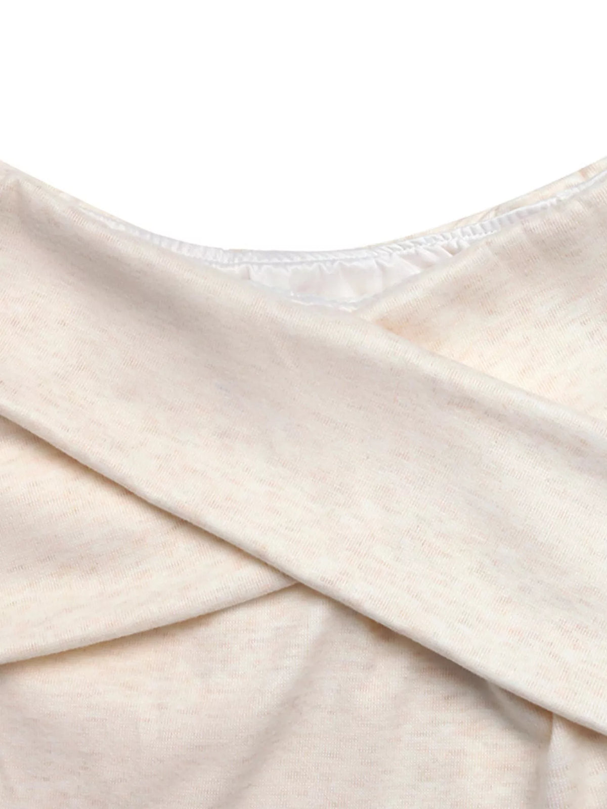Detailansicht des hellen Stoffes des Off-Shoulder Damen Tops