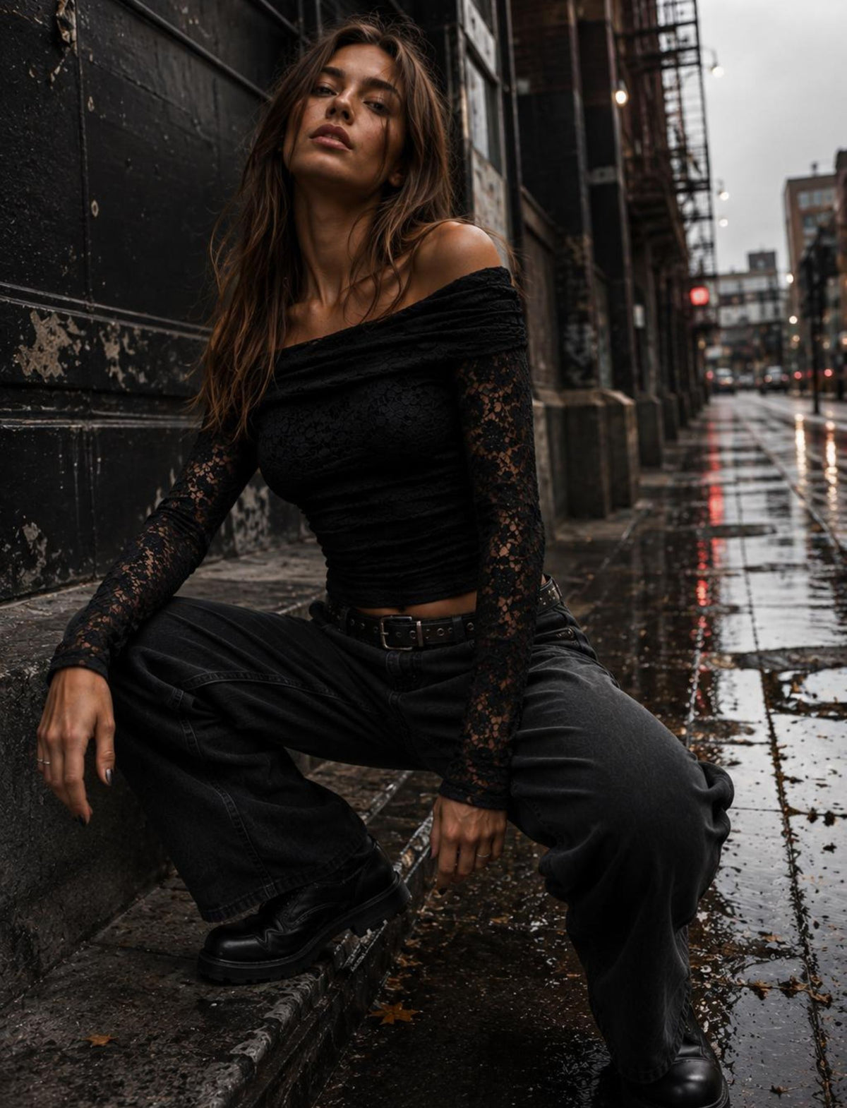 One-Shoulder Spitzen-Langarmtop für Damen mit asymmetrischem Ausschnitt in einem modernen Herbst-Outfit