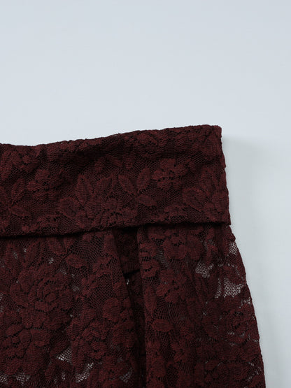 Materialdetail des One-Shoulder Tops für Damen mit feiner floraler Spitzenstruktur