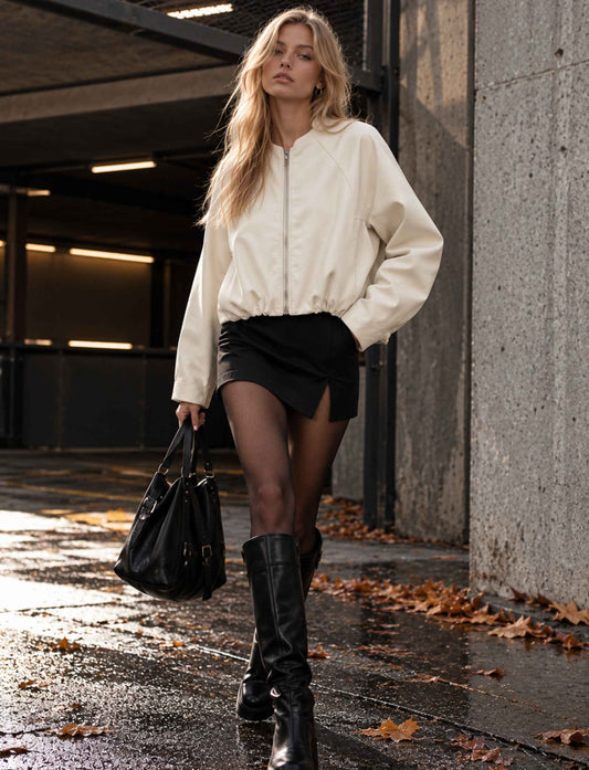 Oversize Bomberjacke in Ecru-Lederoptik mit Reißverschluss im urbanen Herbst-Look