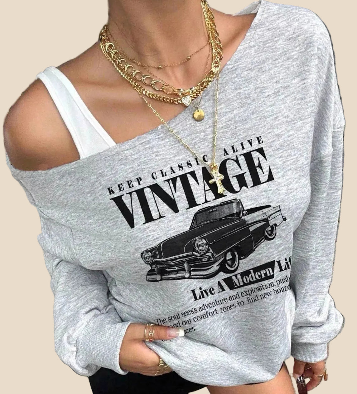 Detailansicht des Oversize Sweatshirts für Damen mit asymmetrischem weitem Ausschnitt