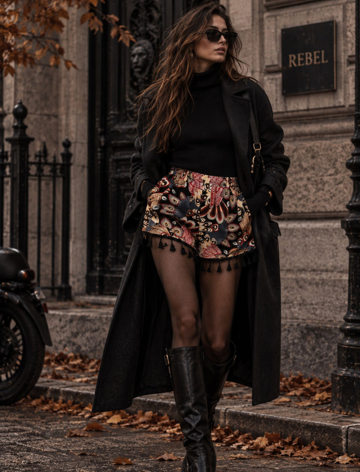 Paisley Shorts für Damen mit Quasten am Saum kombiniert mit Boots und langem Mantel für den Herbst