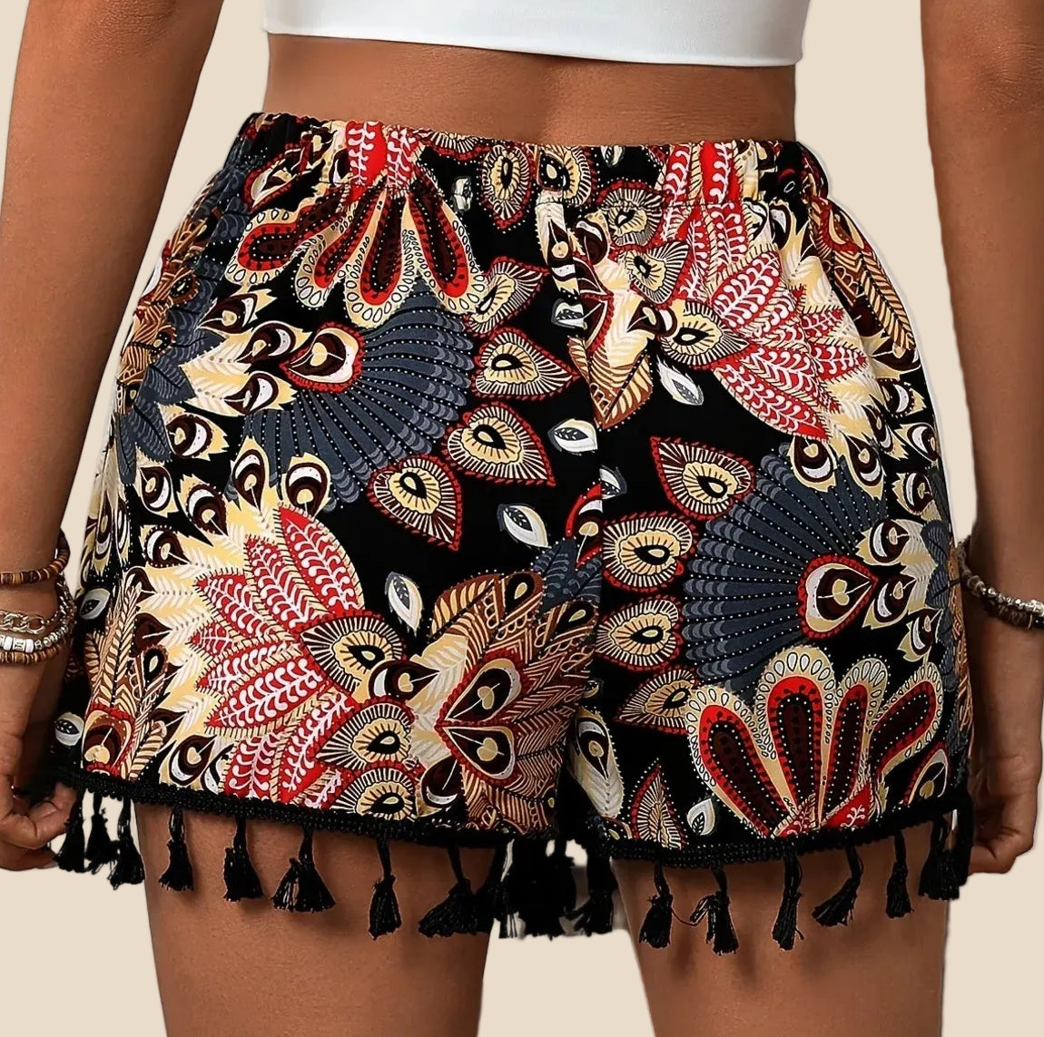 Rückansicht der gemusterten Paisley Shorts für Damen mit elastischem Bund und Quasten