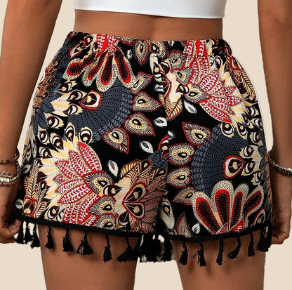 Rückansicht der gemusterten Paisley Shorts für Damen mit elastischem Bund und Quasten