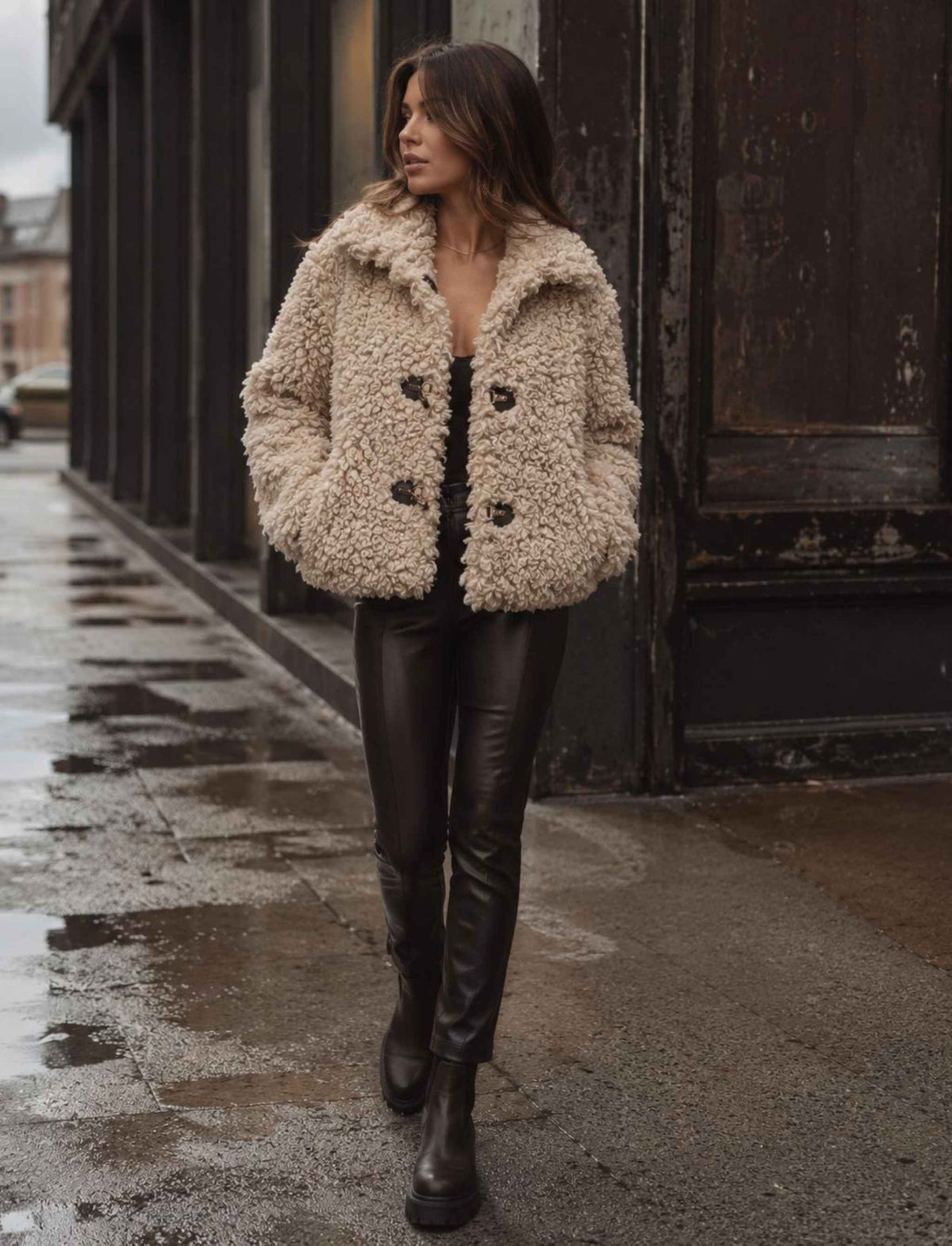 Beige Teddyjacke für Damen mit breitem Kragen und Knopfverschluss kombiniert mit schwarzer Lederhose im herbstlichen Rebel Streetstyle