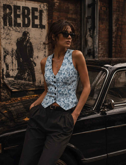 Blaue taillierte Weste für Damen mit floralem Muster und Knopfleiste kombiniert mit schwarzer Hose im herbstlichen Rebel Streetstyle