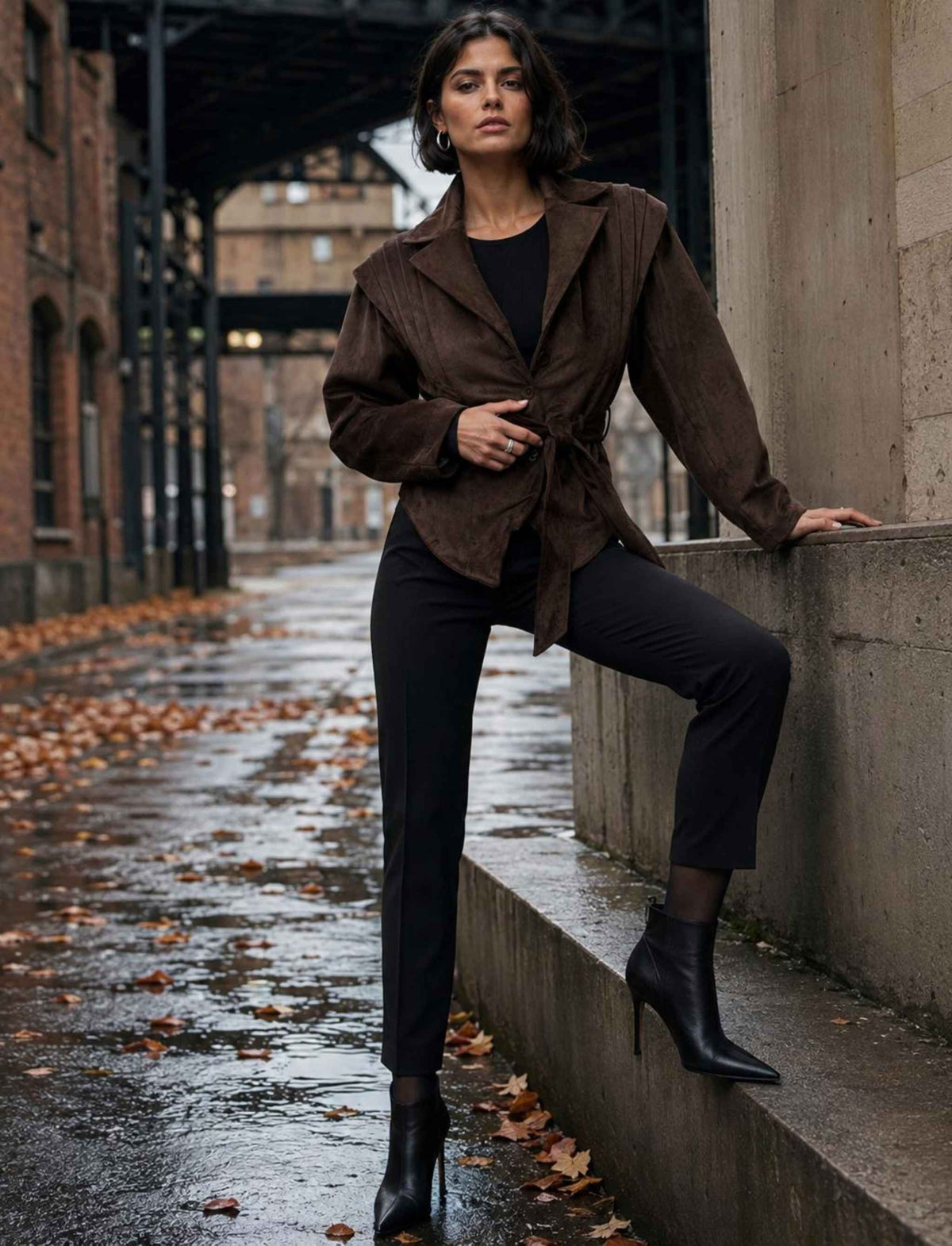Brauner Cordblazer für Damen mit Taillengürtel kombiniert mit schwarzer Hose und Stiefeletten im herbstlichen Rebel Streetstyle