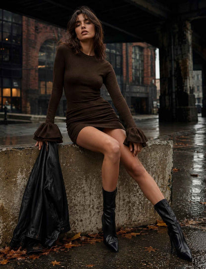 Braunes figurbetontes Minikleid für Damen mit langen Ärmeln und Volantmanschetten im herbstlichen Rebel Streetstyle