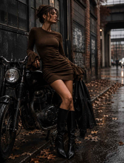 Braunes figurbetontes Minikleid für Damen mit langen Ärmeln und Volantmanschetten kombiniert mit schwarzen Stiefeln im herbstlichen Rebel Streetstyle
