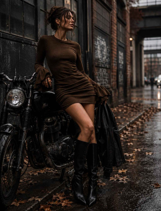 Braunes figurbetontes Minikleid für Damen mit langen Ärmeln und Volantmanschetten kombiniert mit schwarzen Stiefeln im herbstlichen Rebel Streetstyle