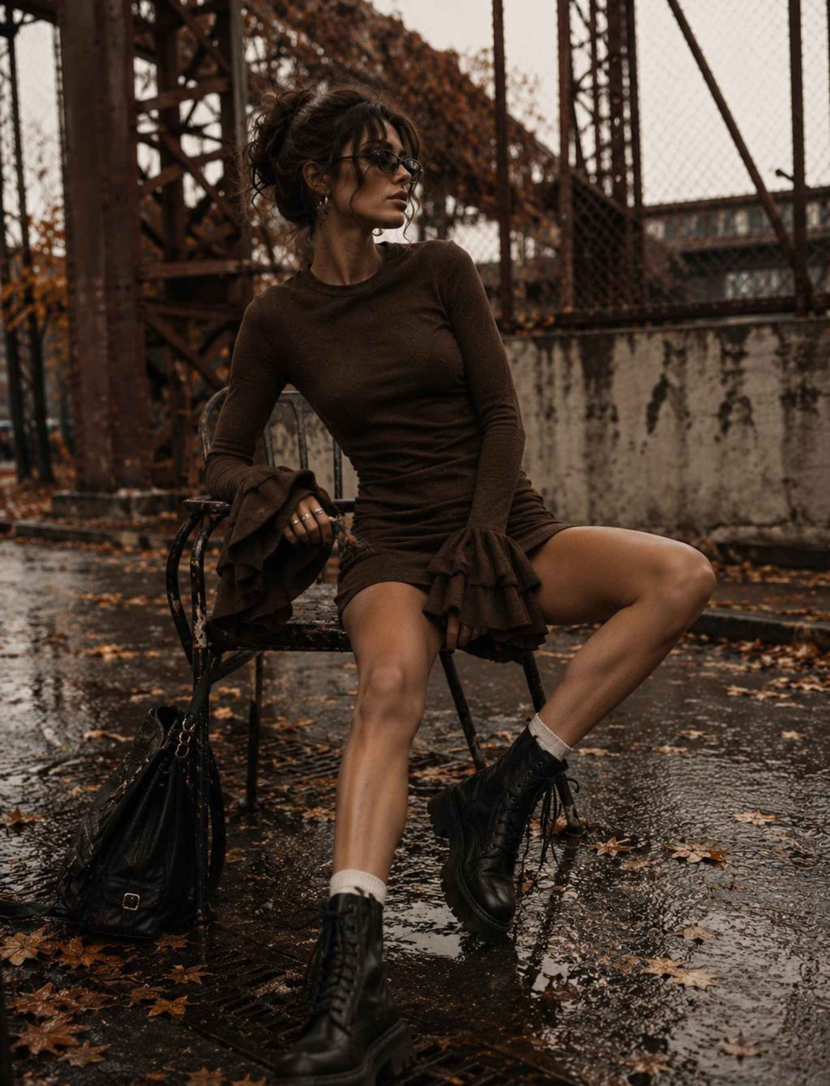Braunes figurbetontes Minikleid für Damen mit langen Ärmeln und auffälligen Volantmanschetten kombiniert mit schwarzen Schnürboots im herbstlichen Rebel Streetstyle