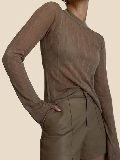 Cappuccinofarbenes Langarmshirt für Damen mit schmaler Passform und klassischem Rundhalsausschnitt